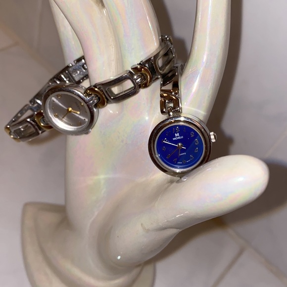 Guess is two-tone Gold & Silver watch - Picture 3 of 6